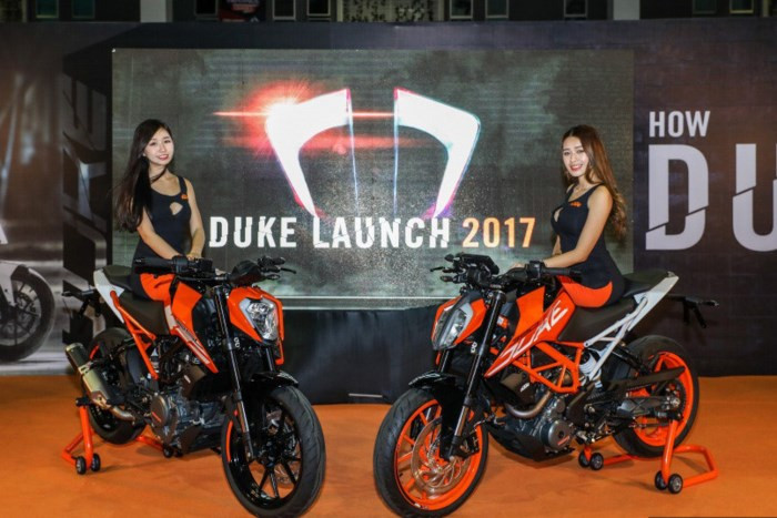 KTM 250 Duke mẫu naked-bike thể thao đến từ hãng xe Áo, được phân phối chính hãng tại Việt Nam. Những điểm đáng chú ý ở mẫu xe này là yên xe có thể điều chỉnh được độ cao, hệ thốn treo trước Upside Down WP kết hợp phanh Brembo (BYBRE), phuộc sau dạng monoshock hiệu WP. 