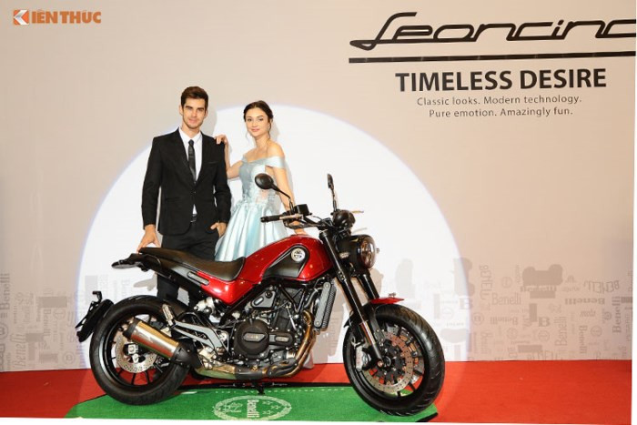 Benelli Leoncino 2018 mẫu Scrambler đến từ thương hiệu Ý, sản xuất tại Trung Quốc là "đối thủ" Ducati Scrambler Sixty2 nhưng có giá bán chỉ bằng một nửa chỉ 148 triệu đồng. Xe được thiết kế bởi Stefano Casanova và Centro Stile, một công ty chuyên thiết kế xe máy, xe hơi va du thuyền, từng hợp tác với các thương hiệu danh tiếng như Lamborghini, Fiat.
