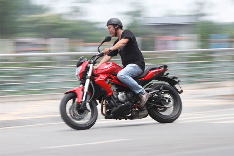 Cung cấp sức mạnh cho Benelli BN 302 là động cơ 2 xi-lanh thẳng hàng, cho công suất 37 mã lực tại 11.500 vòng/phút và mô-men xoắn cực đại 27 Nm tại 9.000 vòng/phút đi cùng hộp số 6 cấp, xe sử dụng hệ thống phun xăng điện tử. Xe được trang bị mâm hợp kim 17 inch nằm, dùng lốp 120/70 trước và 160/60 sau, bình xăng dung tích 16 lít.