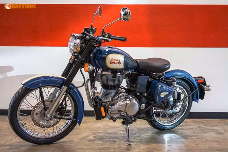 Royal Enfield Classic 500 được sản xuất tại Ấn Độ, xe được trang bị khối động cơ 500 phân khối, làm mát bằng gió, phun xăng điện tử. Khối động cơ trên sản sinh công suất tối đa 27,2 mã lực tại vòng tua 5.250 vòng/phút và mô-men xoắn cực đại 41.3 Nm tại vòng tua 4.000 vòng/phút. Hộp số côn tay 5 cấp.