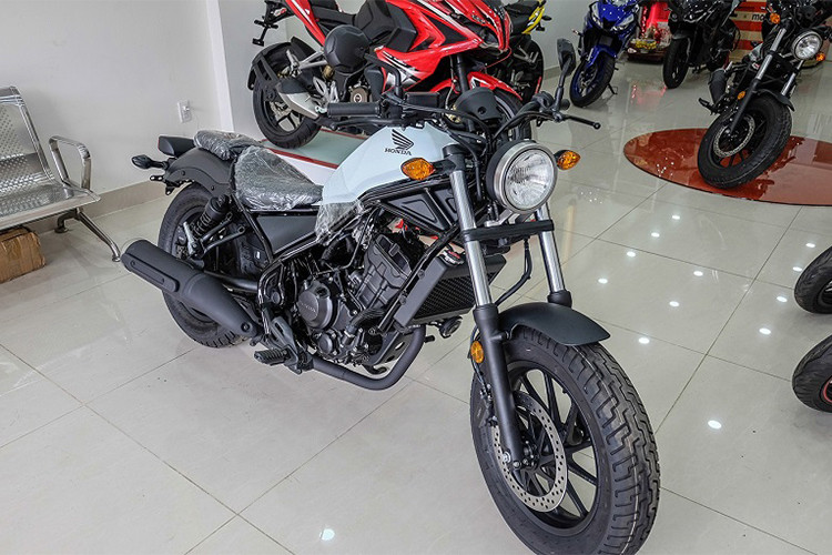 Honda Rebel 300 mới sẽ có mặt trên thị trường Việt Nam kể từ ngày 27/3 tới đây, đi kèm giá bán 125 triệu đồng. Mẫu xe môtô phân khối lớn này là kết hợp giữa thiết kế cổ điển và xu hướng hiện đại. Xe thuộc dòng cruiser cỡ trung, nhưng lai tạp chút phong cách của dòng bobber hướng tới những người trẻ tuổi đam mê chinh phục những cung đường.