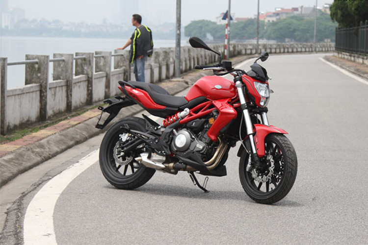 Cuối cùng là một sản phẩm đến từ hãng xe Ý Benelli BN320, có giá bán thấp nhất và ở mức từ 108 triệu đồng. Mặc dù có giá bán rẻ, nhưng mẫu xe này vẫn được trang bị đầy đủ những chi tiết như phuộc trước dạng hành trình ngược (Up side Down), phanh đĩa đôi ở bánh trước và phanh đĩa đơn cho bánh sau, giảm xóc sau dạng monoshock...