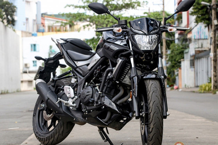 Yamaha MT-03 là mẫu naked-bike vừa trình làng không lâu chiếm được nhiều cảm tình của người tiêu dùng tại Việt Nam. Mẫu xe này được xem là phiên bản naked-bike của chiếc môtô thể thao Yamaha R3. Ngoài ra, MT-03 cũng là mẫu xe phân khối lớn thứ 2 của Yamaha Việt Nam phân phối chính hãng. Xe hiện đang bán ra có giá 139 triệu đồng.