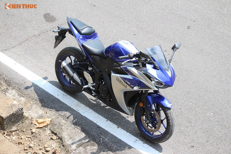 Khối động cơ trên sản sinh ra công suất cực đại 42 mã lực tại 10.750vòng/phút và mômen xoắn cực đại 29,6 Nmtại 9.000vòng/phút. Điểm ấn tượng ở cụm đèn pha với hai mắt xếch được vuốt chéo về phía sau, tạo vẻ khác biệt, sắc sảo và mạnh mẽ, tuy nhiên không được trang bị ABS như người anh em MT-03.