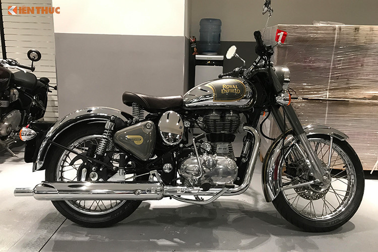 Royal Enfield là thương hiệu xe môtô đến từ Anh Quốc mang theo lối thiết kế hoài cổ, phong trần hướng đến nhóm đối tượng khách hàng trung tuổi thay vì giới trẻ. Trong số đó, nổi bật nhất phải kể đến dòng sản phẩm gía rẻ là mẫu xe Royal Enfield Classic 500 với 11 phiên bản khác nhau đi kèm giá bán chỉ từ 120 – 127 triệu đồng.