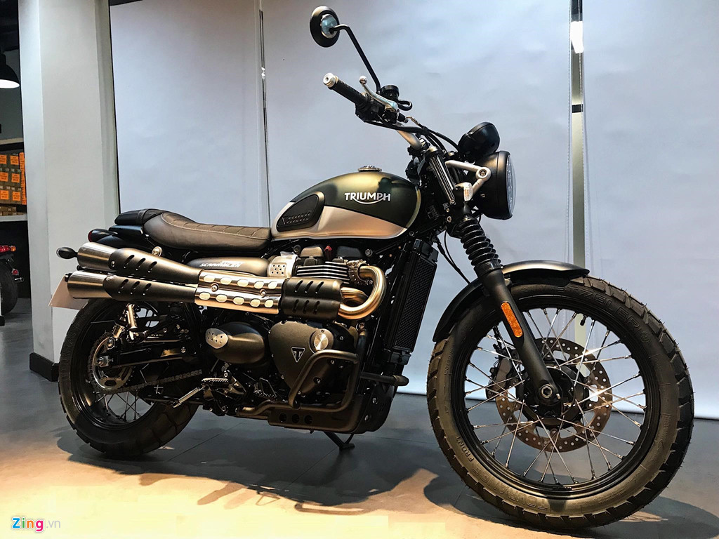 Street Scrambler sở hữu thiết kế đặc trưng của dòng xe Scrambler với ống xả đôi được vắt cao ngang hông giúp tăng khoảng sáng gầm, tăng khả năng chạy địa hình, vượt ngập. Xe sử dụng vành nan, lốp trước 100/90R19 và lốp sau 150/70R17. Tay lái cao và góc lái rộng hơn thế hệ trước cho cảm giác ngồi thoải mái, tuy nhiên góc lái của mẫu xe này vẫn cần được cải thiện để vào cua thoải mái hơn.