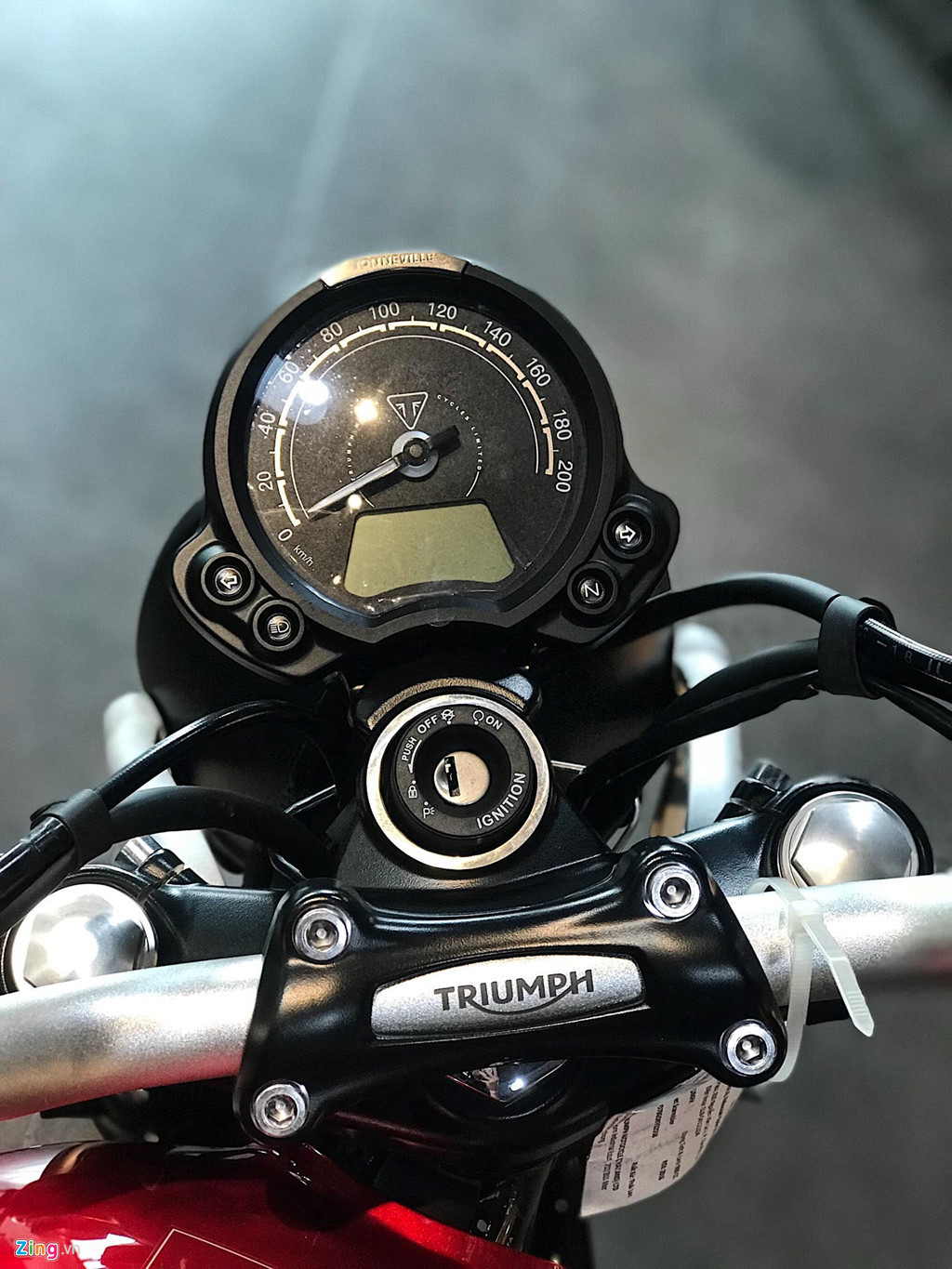 Đồng hồ xe có thiết kế cổ điển, kết hợp giữa analog và điện tử, hiển thị đầy đủ các thông tin xe như vòng tua máy, tốc độ, mức xăng... trực quan dễ quan sát. Phiên bản 2019 được nâng cấp đèn báo khẩn cấp. Khi lái xe phanh gấp ở tốc độ trên 50 km/h, hệ thống sẽ bật đèn cảnh báo gồm 4 xi-nhan để gây chú ý cho các xe đi phía sau.