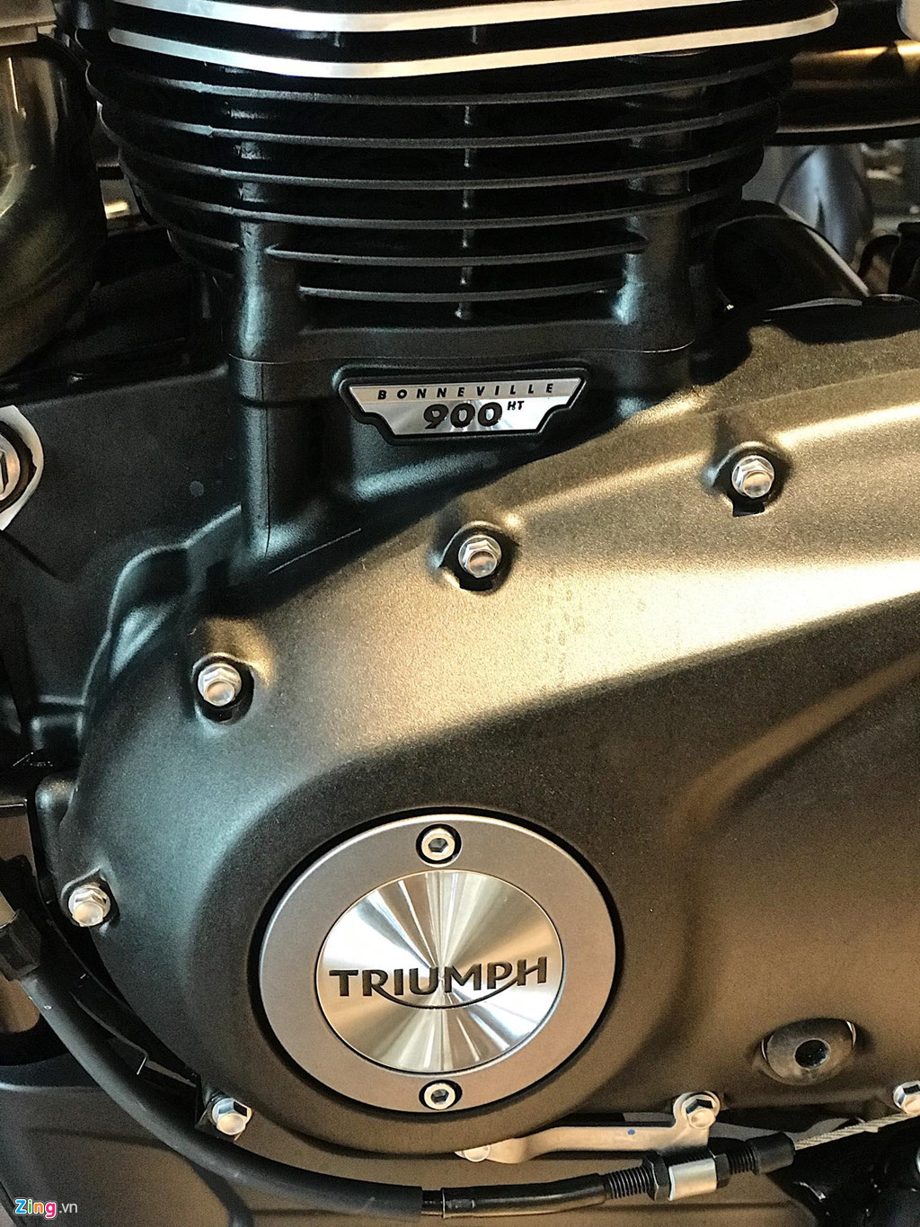 Triumph Street Scrambler 2019 vẫn sử dụng động cơ Bonneville 900 cc song đã được tinh chỉnh để cho ra công suất lớn hơn 10 mã lực so với thế hệ cũ. Động cơ phun xăng điện tử, làm mát bằng dung dịch, 8 van, SOHC, công suất tối đa 65 mã lực tại tua máy 7.500 vòng/phút, mô-men xoắn cực đại 80 Nm tại vòng tua 3.200 vòng/phút. Hộp số côn tay 5 cấp. 