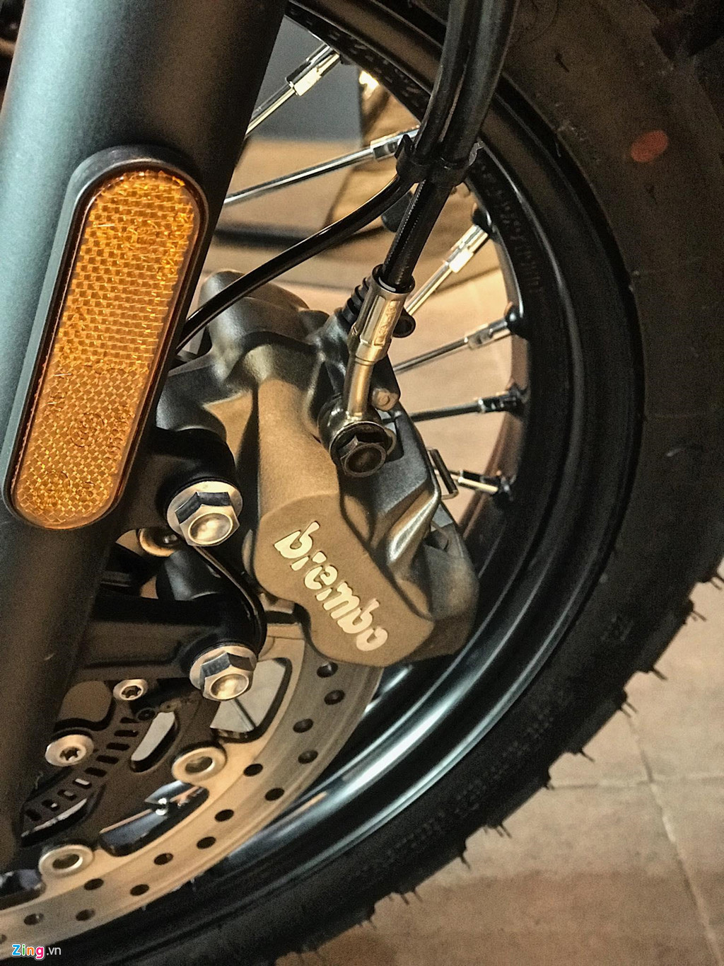 Xe được trang bị phanh trước đĩa đơn, đường kính 310 mm, củ phanh Brembo 4 pít-tông. Đây là trang bị mới trên Triumph Street Scrambler 2019, thế hệ trước sử dụng phanh Nissin. Phanh sau Nissin 2 pít-tông. Cả 2 bánh đều được trang bị hệ thống phanh ABS.