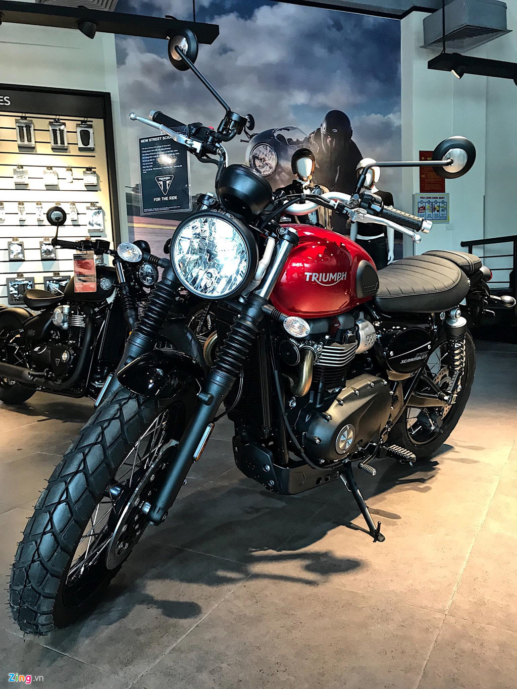 Street Scrambler có kích thước chiều ngang tay lái 835 mm, chiều cao không bao gồm gương 1.180 mm, trục cơ sở 1.445 mm, chiều cao yên 790 mm khá phù hợp với thể trạng người Việt Nam. Dung tích bình xăng 12 lít. Xe sử dụng giảm xóc trước KYB dạng ống lồng 41 mm, hành trình 120 mm. Giảm xóc sau KYB lò xo đôi, có thể điều chỉnh theo tải trọng, hành trình 120 mm. Đèn pha dạng tròn cổ điển với bóng halogen, xi-nhan rời dạng bầu dục. 