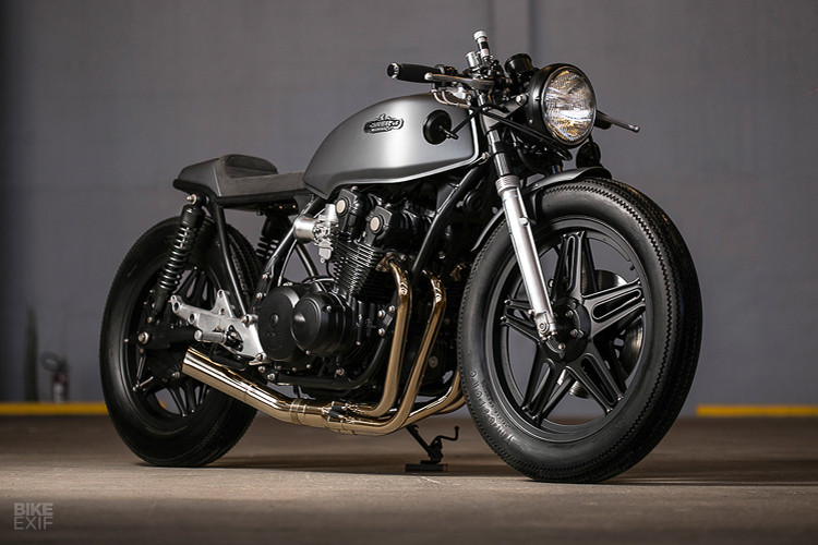 Xếp thứ 10 trong top xe máy độ 2018 là mẫu Honda CB750 độ Cafe Racer đến từ xưởng độ Caffeine Custom (Brazil), đây là bản độ được dựng bởi 2 người thợ với sự kết hợp hoàn toàn ngẫu nhiên. Một người là nhà thiết kế Oto, người còn lại là nhà thiết kế đồ hoạ. Cả 2 đã cùng nhau xây dựng ý tượng và hoàn thiện bản độ mang phong cách quen thuộc Cafe Racer cho chiếc CB750 đời 1979.