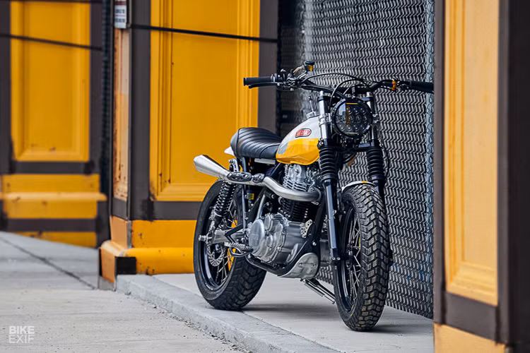  Yamaha SR500 Scrambler là bản độ được thực hiện bởi nhiếp ảnh gia Daniel Peter, anh có niềm đam mê thực sự với phong cách Scrambler đầy cá tính và anh đã quyết định lựa chọn mẫu xe SR500 của Yamaha để thực hiện hoá đam mê của mình. Để tăng thêm độ hầm hố cho bản độ, Peter đã trang bị thêm hệ thống phuộc trước của Kawasaki Ninja ZX-6R, phuộc sau Gazi kết hợp cùng bộ vành 17 inch bằng nhôm với trọng lượng nhẹ.