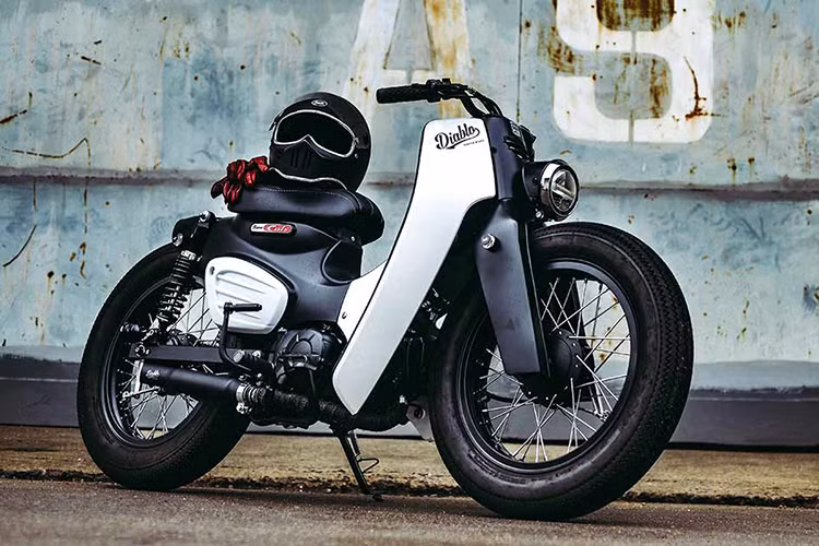 Xếp đầu bảng top 10 mẫu xe máy độ cho năm 2018 chính là phiên bản độ đầu tiên của mẫu xe huyền thoại Honda Super Cub C125 phiên bản 2018 gây ấn tượng mạnh tại lễ ra mắt mẫu Honda Super Cub 2018. Đây tác phẩm độ của K-Speed Custom đến từ Thái Lan.