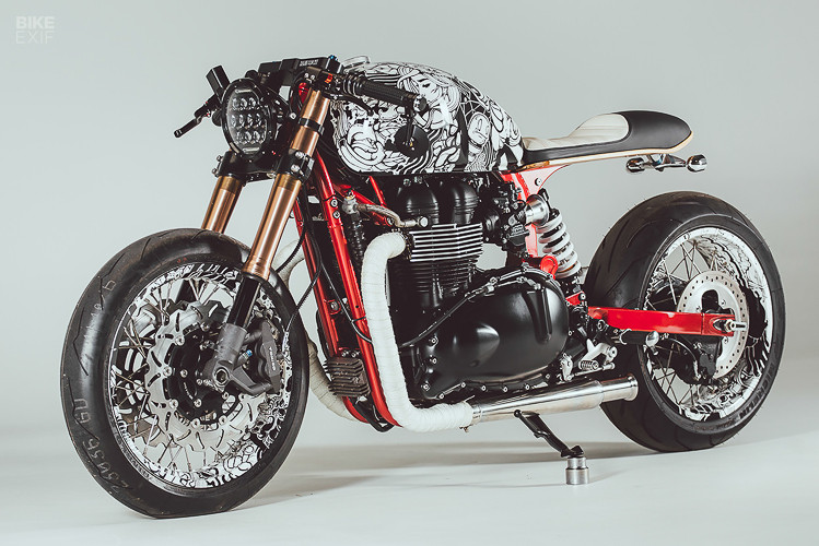 Sự hiện diện thứ 2 của phong cách Cafe Racer với đại diện từ thương hiệu Anh Quốc là Triumph Thruxton độ cafe racer. Bản độ gây ấn tượng nhờ hệ thống treo sau thay đổi từ treo dạng đôi sang phuộc monoshock cùng hệ thống đèn LED và thiết kế vành xe, bình xăng phản quang khi đi vào bản đêm.