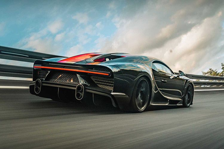 "Trái tim" của Bugatti Chiron Super Sport 300+ là động cơ xăng W16, dung tích 8.0 lít, đi kèm 4 bộ tăng áp tương tự chiếc xe nguyên mẫu lập kỷ lục tốc độ. Động cơ này đã được cải tiến để có thể tạo ra công suất tối đa không dưới 1.578 mã lực, cao hơn 78 mã lực so với xe tiêu chuẩn.