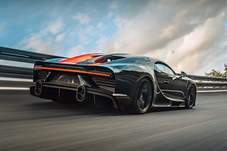 "Trái tim" của Bugatti Chiron Super Sport 300+ là động cơ xăng W16, dung tích 8.0 lít, đi kèm 4 bộ tăng áp tương tự chiếc xe nguyên mẫu lập kỷ lục tốc độ. Động cơ này đã được cải tiến để có thể tạo ra công suất tối đa không dưới 1.578 mã lực, cao hơn 78 mã lực so với xe tiêu chuẩn.