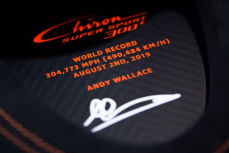 Về vị vua của dòng siêu xe Bugatti Chiron, siêu phẩm Super Sport 300+ sẽ là đại diện với mức giá bán khủng 3,9 triệu đô la cùng thông số động cơ rất ấn tượng và 1 ngoại hình cực kỳ hiếu chiến, nhìn vào đã biến ngay đây chính là Bugatti Chiron Super Sport 300+. Sẽ chỉ có đúng 30 chiếc Bugatti Chiron Super Sport 300+ được sản xuất trên thế giới.