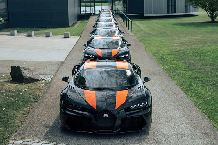 Bắt đầu từ chiếc siêu xe đầu đời là Lamborghini phiên bản Aventador S, sau đó là Aston Martin với V8 Vantage và khi chọn chơi siêu xe của hãng McLaren, đại gia Hoàng Kim Khánh không mua 720S hay 765LT mà chọn hẳn hypercar McLaren Senna để chơi. Khi tìm kiếm chiếc xe Ferrari đầu đời nhưng thích mui trần, 488 Spider hay 812 GTS không phải là sự lựa chọn mà thay vào đó là 488 Pista Spider đang có giá bán khá cao.