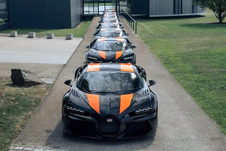 Bắt đầu từ chiếc siêu xe đầu đời là Lamborghini phiên bản Aventador S, sau đó là Aston Martin với V8 Vantage và khi chọn chơi siêu xe của hãng McLaren, đại gia Hoàng Kim Khánh không mua 720S hay 765LT mà chọn hẳn hypercar McLaren Senna để chơi. Khi tìm kiếm chiếc xe Ferrari đầu đời nhưng thích mui trần, 488 Spider hay 812 GTS không phải là sự lựa chọn mà thay vào đó là 488 Pista Spider đang có giá bán khá cao.