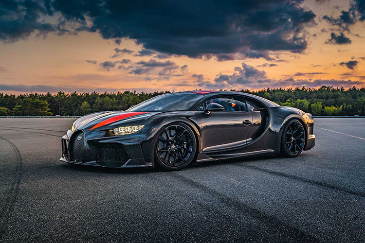 Nếu siêu phẩm Bugatti Chiron về tay Hoàng Kim Khánh, đại gia này tiếp tục phá kỷ lục xe đắt nhất và mạnh nhất mà mình đang thiết lập trên dòng megacar Koenigsegg Regera. Hãy cùng chờ xem trong thời gian tới đại gia Hoàng Kim Khánh có rước thêm vợ mới hay không.