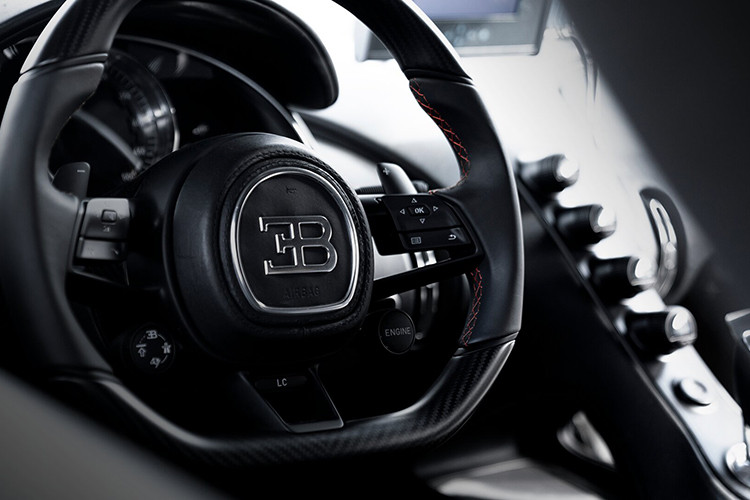 Điều bàn ở đây là việc Bugatti tạo ra rất nhiều phiên bản Chiron và câu chuyện tiếp theo là mua biến thể nào để chắc chắn không đụng hàng ở Campuchia đã có trên 3 xe về nước và mang biển Cam. Lúc này, bản tiêu chuẩn nhiều khả năng sẽ không phải là lựa chọn hàng đầu mà rất có thể là Bugatti Chiron Sport, Bugatti Chiron Super Sport, Bugatti Chiron Pur Sport hay nếu chọn Bugatti Chiron Super Sport 300+ triệu đô sẽ là 1 cú sốc cực lớn với giới mê xe tại Đông Nam Á.