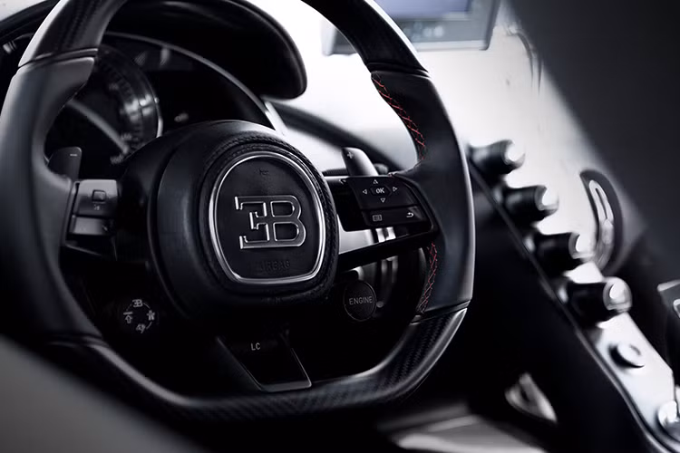 Điều bàn ở đây là việc Bugatti tạo ra rất nhiều phiên bản Chiron và câu chuyện tiếp theo là mua biến thể nào để chắc chắn không đụng hàng ở Campuchia đã có trên 3 xe về nước và mang biển Cam. Lúc này, bản tiêu chuẩn nhiều khả năng sẽ không phải là lựa chọn hàng đầu mà rất có thể là Bugatti Chiron Sport, Bugatti Chiron Super Sport, Bugatti Chiron Pur Sport hay nếu chọn Bugatti Chiron Super Sport 300+ triệu đô sẽ là 1 cú sốc cực lớn với giới mê xe tại Đông Nam Á.