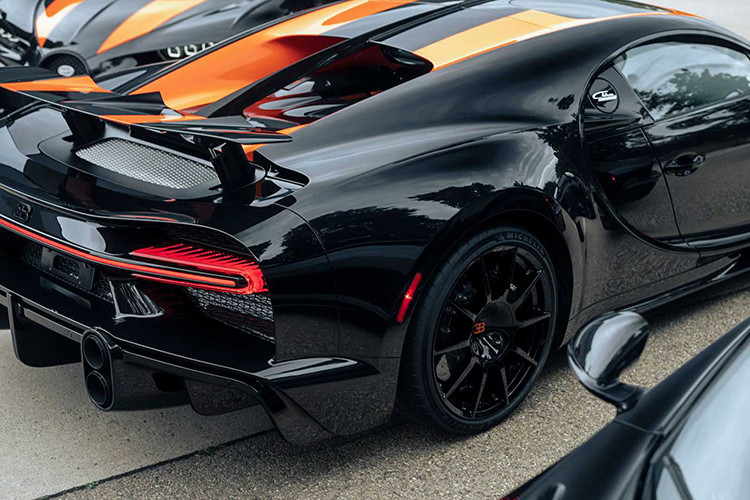 Cuối cùng, 1 hãng siêu xe hypercar đã lọt vào mắt xanh của đại gia quê Hải Dương nhưng Bugatti và Pagani đều đã có đại diện tại Việt Nam với Veyron và Huayra nên thương hiệu xe Koenigsegg đã được lựa chọn, lúc mua chiếc xe Regera, Hoàng Kim Khánh không hề biết 1 đại gia Hải Phòng đã âm thầm tậu Koenigsegg đầu tiên về Việt Nam là CCX.