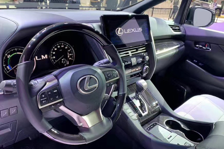 Bước vào bên trong Lexus LM hoàn toàn mới, người lái được chào đón bằng không gian nội thất 7 chỗ hoặc 4 chỗ. Để biến Lexus LM 2019 thành mẫu MPV 4 chỗ, khách hàng cần chọn gói Royal Lounge. Điểm nhấn của Lexus LM Royal Lounge 2019 nằm ở vách ngăn giữa khoang lái và khoang hành khách theo phong cách của một số dòng xe siêu sang như Rolls-Royce hay Maybach cũ.