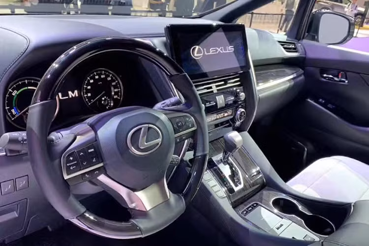 Bước vào bên trong Lexus LM hoàn toàn mới, người lái được chào đón bằng không gian nội thất 7 chỗ hoặc 4 chỗ. Để biến Lexus LM 2019 thành mẫu MPV 4 chỗ, khách hàng cần chọn gói Royal Lounge. Điểm nhấn của Lexus LM Royal Lounge 2019 nằm ở vách ngăn giữa khoang lái và khoang hành khách theo phong cách của một số dòng xe siêu sang như Rolls-Royce hay Maybach cũ.