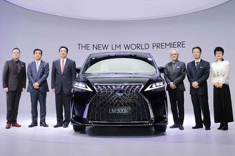 Giá xe Lexus LM 2019 tương ứng của 2 phiên bản 7 chỗ và 4 chỗ này tại thị trường Đài Loan là 3,5 triệu Tân Đài tệ (khoảng 2,62 tỷ đồng) và 5 triệu Tân Đài tệ (3,74 tỷ đồng). Như vậy, Lexus LM 2019 tại Đài Loan rẻ hơn đáng kể so với Toyota Alphard hiện có giá 4,038 tỷ đồng ở Việt Nam.