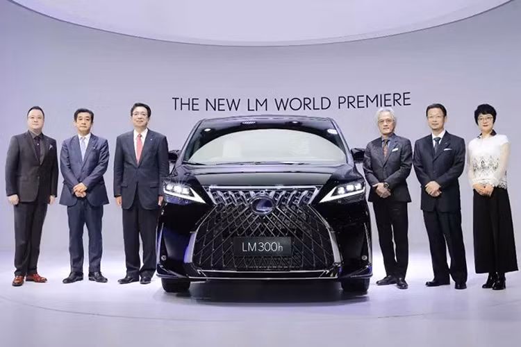 Giá xe Lexus LM 2019 tương ứng của 2 phiên bản 7 chỗ và 4 chỗ này tại thị trường Đài Loan là 3,5 triệu Tân Đài tệ (khoảng 2,62 tỷ đồng) và 5 triệu Tân Đài tệ (3,74 tỷ đồng). Như vậy, Lexus LM 2019 tại Đài Loan rẻ hơn đáng kể so với Toyota Alphard hiện có giá 4,038 tỷ đồng ở Việt Nam.