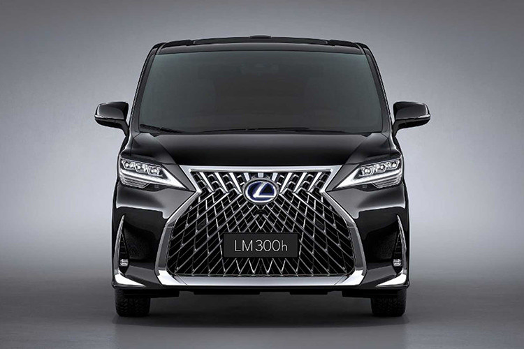 Bên ngoài, Lexus LM 2019 sở hữu thiết kế khiến người ta ngay lập tức liên tưởng đến Toyota Alphard. Mẫu minivan hạng sang này chỉ được bổ sung một số chi tiết thiết kế mới nhằm giúp khách hàng phân biệt như lưới tản nhiệt hình con suốt "khổng lồ", bao quanh bởi viền mạ crôm dày dặn, trên đầu xe. Lexus khẳng định LM 2019 là mẫu xe được trang bị lưới tản nhiệt lớn nhất của hãng tính đến thời điểm hiện tại.
