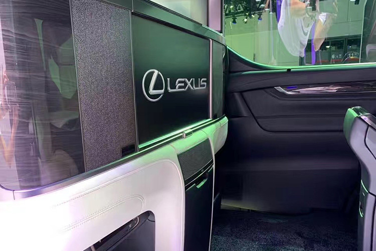 Đằng sau vách ngăn của Lexus LM 2019 bản Royal Lounge là 2 ghế ông chủ được nhồi bọt urethane với mật độ thấp để tạo cảm giác thoải mái như giường nằm và có cả hệ thống thông khí làm mát. Xe còn được trang bị hệ thống giải trí đầy đủ với màn hình màu 26 inch, dàn âm thanh JBL, tủ lạnh nhỏ có thể chứa 2 chai champagne, ngăn chứa ô và cụm điều khiển trung tâm với màn hình cảm ứng...