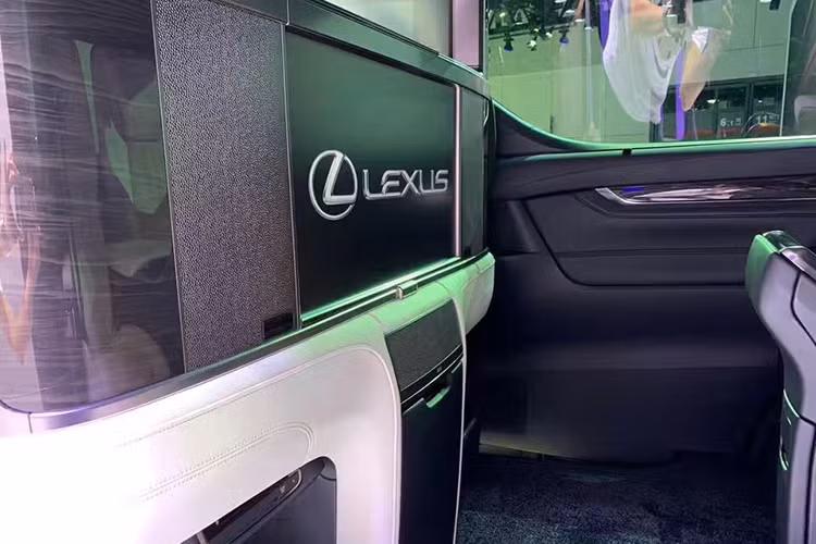 Đằng sau vách ngăn của Lexus LM 2019 bản Royal Lounge là 2 ghế ông chủ được nhồi bọt urethane với mật độ thấp để tạo cảm giác thoải mái như giường nằm và có cả hệ thống thông khí làm mát. Xe còn được trang bị hệ thống giải trí đầy đủ với màn hình màu 26 inch, dàn âm thanh JBL, tủ lạnh nhỏ có thể chứa 2 chai champagne, ngăn chứa ô và cụm điều khiển trung tâm với màn hình cảm ứng...