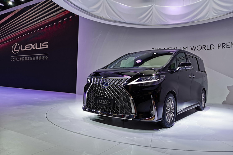 Tại thị trường Đài Loan, MPV hạng sang Lexus LM 2019 chỉ có một loại động cơ là hệ thống hybrid với máy xăng Atkinson Cycle 4 xi-lanh, dung tích 2,5 lít và mô-tơ điện. Thêm vào đó là hệ dẫn động 4 bánh toàn thời gian điều khiển điện tử E-Four. Hiện thông số vận hành của hệ thống động cơ này vẫn chưa được công bố.