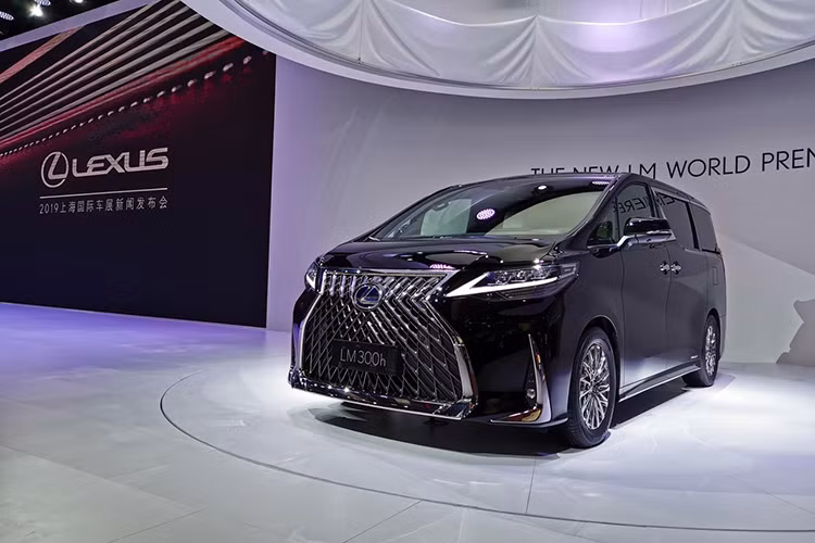 Tại thị trường Đài Loan, MPV hạng sang Lexus LM 2019 chỉ có một loại động cơ là hệ thống hybrid với máy xăng Atkinson Cycle 4 xi-lanh, dung tích 2,5 lít và mô-tơ điện. Thêm vào đó là hệ dẫn động 4 bánh toàn thời gian điều khiển điện tử E-Four. Hiện thông số vận hành của hệ thống động cơ này vẫn chưa được công bố.