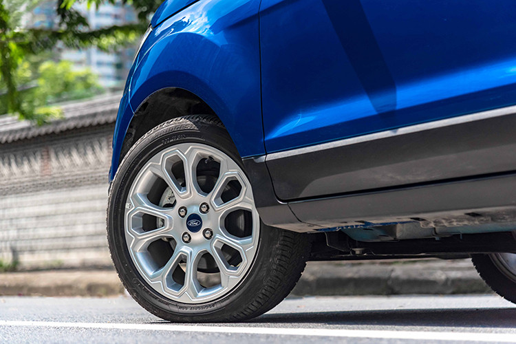 Những nâng cấp nổi bật bên trong của mẫu xe mới có thể kể tới như hệ thống kiểm soát hành trình, giới hạn tốc độ, nâng hạ kính 1 chạm cho vị trí người lái, khóa trẻ em. Với việc không còn lốp dự phòng nên để đảm bảo an toàn cho chuyến hành trình di chuyển, Ford Việt Nam đã bổ sung thêm hệ thống cảnh báo áp suất lốp làm trang bị tiêu chuẩn trên tất cả các phiên bản. 