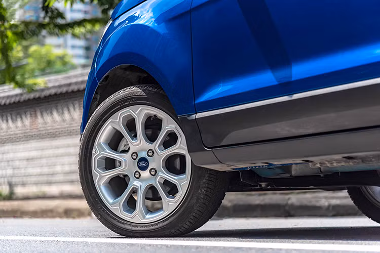 Những nâng cấp nổi bật bên trong của mẫu xe mới có thể kể tới như hệ thống kiểm soát hành trình, giới hạn tốc độ, nâng hạ kính 1 chạm cho vị trí người lái, khóa trẻ em. Với việc không còn lốp dự phòng nên để đảm bảo an toàn cho chuyến hành trình di chuyển, Ford Việt Nam đã bổ sung thêm hệ thống cảnh báo áp suất lốp làm trang bị tiêu chuẩn trên tất cả các phiên bản. 