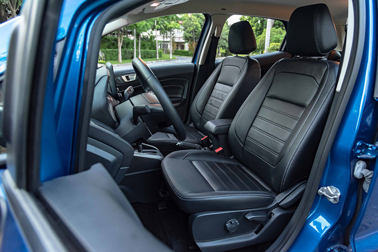 Ford EcoSport Titanium thế hệ mới có tới 7 túi khí gồm 2 túi phía trước, 2 túi khí bên, 2 túi khí rèm, và 1 túi khí đầu gối dành cho người lái. Đồng thời, 4 bánh xe đã được cải tiến với bộ lốp mới Bridgestone dày và bền hơn. Xe cũng được trang bị tính năng ga tự động Cruise Control và hệ thống cảnh báo áp suất lốp.