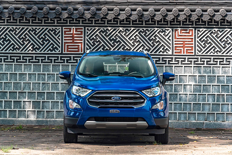 Ngoài thay đổi đáng kể ở phần đuôi, những điểm mới trên Ford EcoSport 2020 đến từ cụm đèn chiếu sáng phía trước, hệ thống đèn Projector đã trở thành trang bị tiêu chuẩn trên tất cả các phiên bản. Bản Trend sử dụng đèn Halogen, còn bản Titanium đã được nâng cấp lên đèn HID.