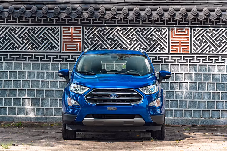 Ngoài thay đổi đáng kể ở phần đuôi, những điểm mới trên Ford EcoSport 2020 đến từ cụm đèn chiếu sáng phía trước, hệ thống đèn Projector đã trở thành trang bị tiêu chuẩn trên tất cả các phiên bản. Bản Trend sử dụng đèn Halogen, còn bản Titanium đã được nâng cấp lên đèn HID.