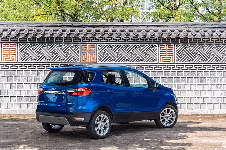 Gương chiếu hậu bên của Ford EcoSport 2020 đã được nâng cấp lên dạng gập điện và tự động gập khi khóa cửa. Hệ thống khóa cửa thông minh chuyển từ nút bấm sang dạng cảm ứng trên tay nắm cửa. Đáng tiếc là hệ thống phanh của mẫu xe này đã chuyển từ 4 đĩa thành 2 đĩa bánh trước và tang trống bánh sau. Kiểu dáng la-zăng và kích thước không đổi. 
