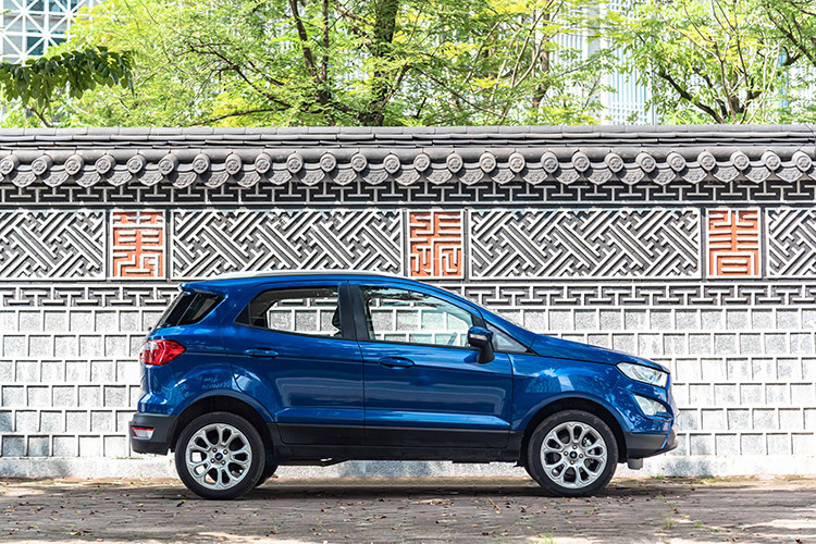 Loại bỏ một số chi tiết, kích thước của EcoSport 2020 đã nhỏ gọn hơn trước, chỉ còn 4.096 x 1.765 x 1.665 mm, ngắn hơn tới gần 300 mm. Nhờ loại bỏ bánh xe phía sau, người dùng sẽ đóng mở cửa sau nhẹ nhàng hơn, đồng thời giúp giảm tiêu thụ nhiên liệu nhờ giảm được trọng lượng xe.