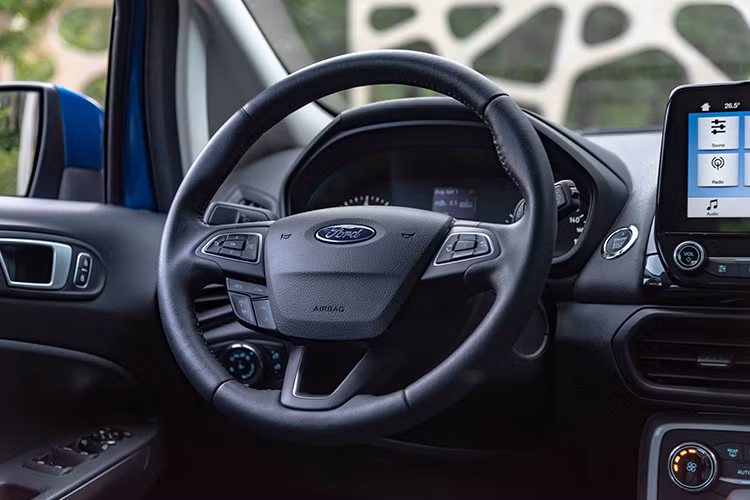 Ở phiên bản 2020, Ford EcoSport đã không còn trang bị cửa sổ trời, đồng thời bảng đồng hồ của chiếc xe này trông cũng bớt kém sang do màn hình hiển thị thông tin bị thu nhỏ và không còn các đường viền bao quanh cụm đồng hồ.
