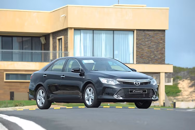 Toyota Việt Nam (TMV) vừa phát đi thông báo ra mắt sản phẩm mới của mình là mẫu xe Camry mới. Theo đó, Toyota Camry 2016 mới không có sự khác biệt về bên ngoài so với bản cũ hiện tại. Bù lại, xe được nâng cấp một số chi tiết và trang bị đáng chú ý.