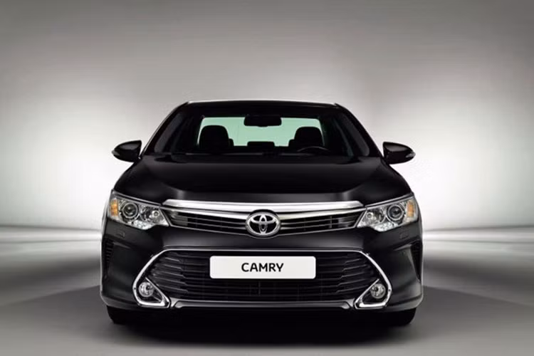 Camry 2016 mang thiết kế hiện đại nhưng vẫn giữ nét mạnh mẽ và sang trọng. Cụm đèn trước và lưới tản nhiệt kết nối hài hòa với nhau bằng thanh trang trí mạ crôm mảnh và vuốt dài sang hai bên tạo cảm giác thân xe rộng hơn và làm nổi bật các đường nét sắc sảo. Điểm nhấn rõ nét nằm ở hốc hút gió dạng hình thang lớn với viền mạ crôm.