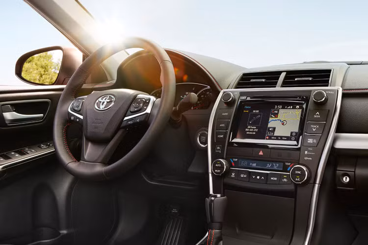 Ở Camry mới 2016, cần số bọc da sang trọng thay cho thiết kế zig zắc trên cả 3 phiên bản, cải tiến tay nắm trần xe từ 3 vị trí lên 4 vị trí cho 2 phiên bản 2.5G và 2.0E. Mẫu xe cao cấp nhất 2.5Q còn được trang bị lẫy chuyển số trên vô lăng, chức năng hỗ trợ ra vào xe và điện thoại rảnh tay thật tiện lợi cho khách hàng khi đang cầm lái.