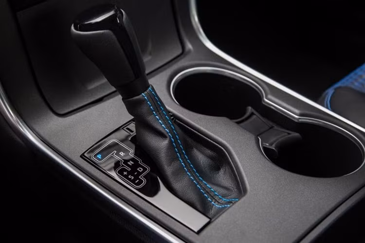 Toyota Camry mới có 2 phiên bản động cơ 2.5L và một phiên bản 2.0L, sử dụng hộp số tự động 6 cấp (thay thế cho hộp số tự động 4 cấp). Đặc biệt, bản 2.0E khá hấp dẫn với trang bị động cơ mới D-4S với công nghệ phun xăng trực tiếp (Direct Injection). Noài ra nó còn được trang bị hệ thống mở khóa và khởi động thông minh.