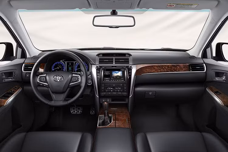 Trên Camry phiên bản 2016, mẫu xe này được trang bị ghế người lái chỉnh điện 10 hướng, ghế lái phụ chỉnh điện 8 hướng cho cả 3 phiên bản. Tay lái bọc da cao cấp của Camry mới được thiết kế 3 chấu chỉnh điện 4 hướng trên phiên bản 2.5Q và 4 chấu chỉnh điện 4 hướng...