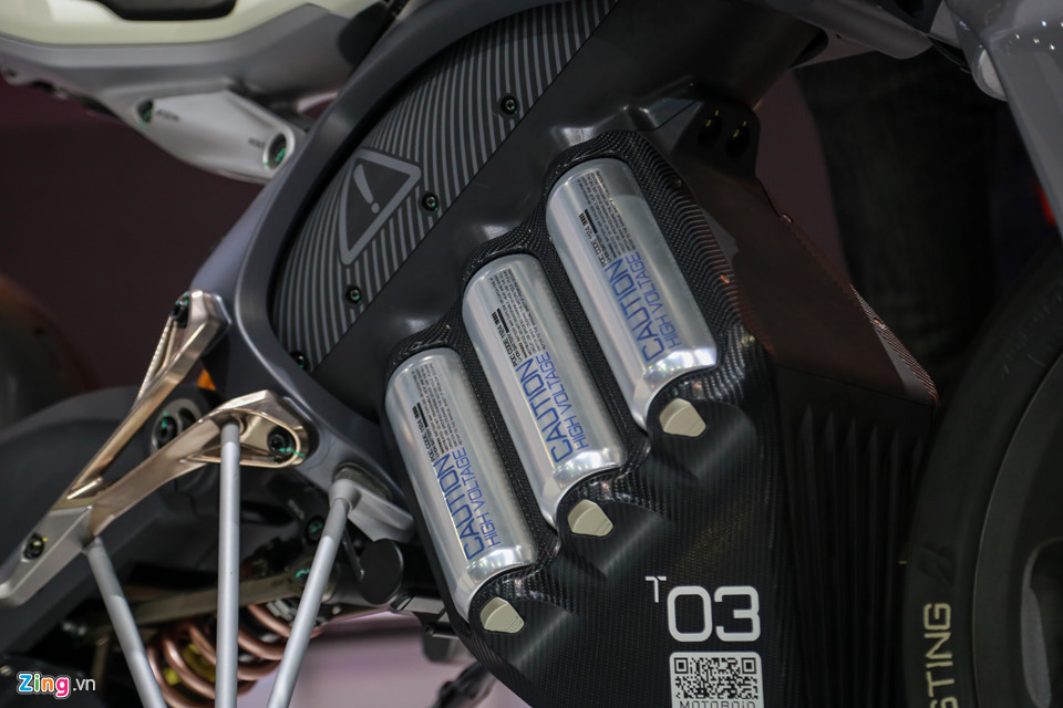 Bộ vành được thiết kế khá đặc biệt. Vành trước của xe dạng 6 chấu cân xứng, trong khi vành sau là dạng kết cấu mạng lục giác. Lốp xe đặc biệt do Bridgestone phát triển với kích cỡ 140/70 R17 ở phía trước và lốp sau là 190/55 R17. Phanh đĩa đơn ở bánh trước và cơ cấu phanh điện tử ở phía sau.